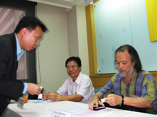 學界：置入不斷 中天、中視執照也該撤照