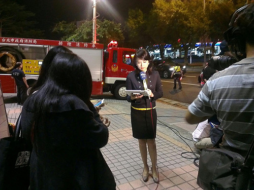 中天攝影棚大火  主播在戶外克難播報