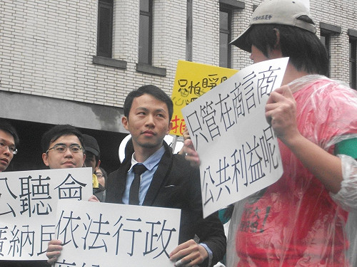 再戰公平會  學生演行動劇嗆：「別裝死」