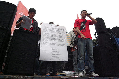 國民黨團拒簽承諾 反壟斷學生罵：可恥！