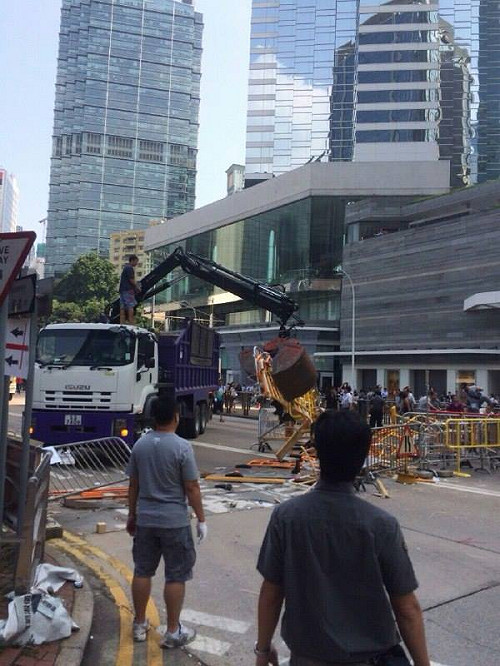 佔中疑黑社會鬧場  港警恐最低武力清路障
