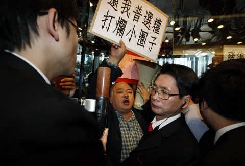 港首候選登記今截止 政局紊亂醜聞多
