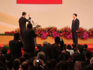 梁振英宣誓就職 百名民眾場外抗議