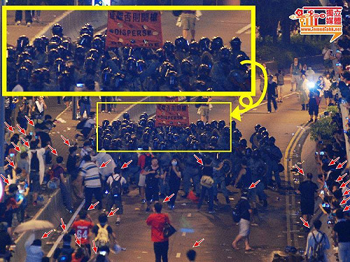 有圖為證  港警曾舉「遠離否則開槍」旗幟