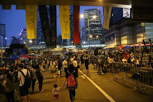 香港佔中晚會前 藍絲帶鬧場爆衝突