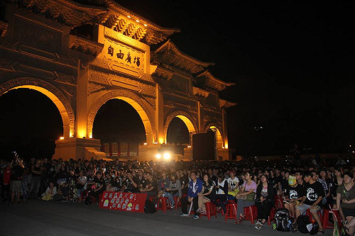 聲援香港 4千人擠爆台北自由廣場