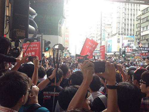 佔中清場人潮不散  港警拘捕14人