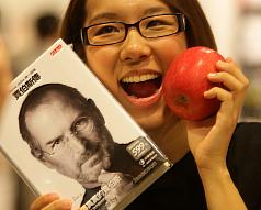 賈柏斯傳今開賣  吸引眾多粉絲排隊搶購