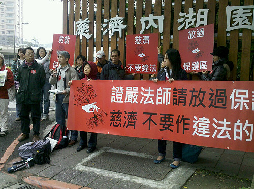 慈濟施壓撤廣告？  何日生：看報才知道