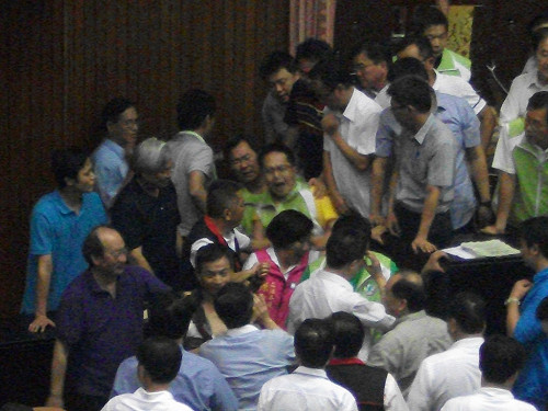 快訊/核四攻防  立院爆發全武行