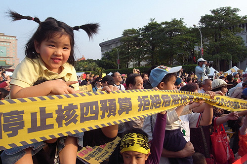 廢核遊行繞總統府  拉起5公里封鎖線