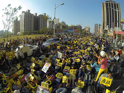 南部遊行逾7萬人  路倒表演創紀錄