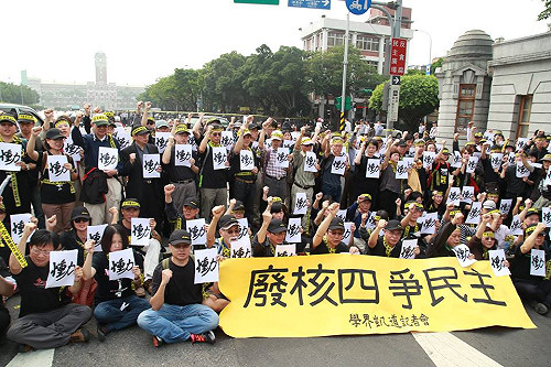 近百學者禁語走到教會 向林義雄致意