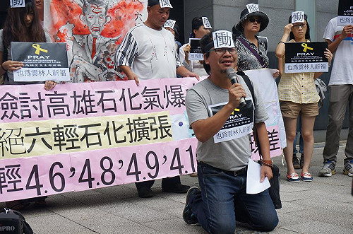 環團下跪陳情 憂六輕恐成高雄氣爆第二 