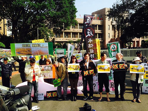 環團帶綠牡蠣抗議  要江揆看見台灣汙染