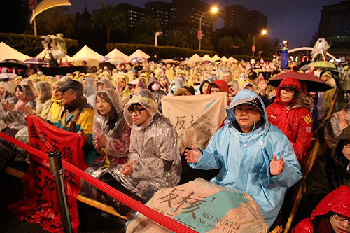 F.I.R等樂團獻唱  千人淋雨相挺反核晚會
