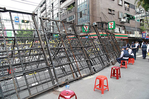 立院拒馬高近3公尺  警察：2層不夠啦