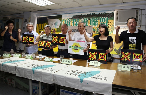 嗆擁核總統下台  環團雙十立院升反核旗