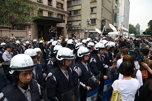 包圍立院與警衝突  蔡丁貴突昏倒送醫