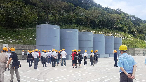 核一廠視察走小門  抗議者撲空憤撕陳情書