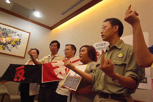 架走還約談 環團聲援反美麗灣女大生