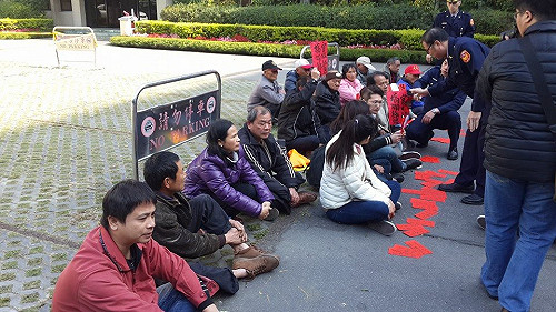 反瘋車突襲經濟部  欲闖辦公區遭警架走