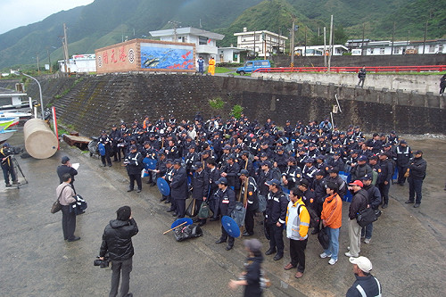 蘭嶼動員反核廢  200警力登島對峙