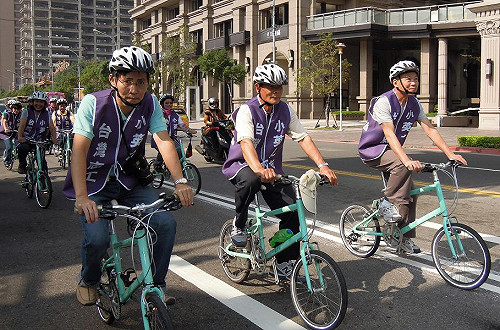 擋核四推公投  呂秀蓮上街宣傳