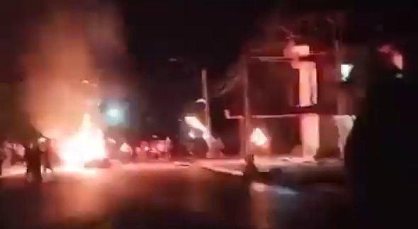 古巴國內多個城市近期爆發大規模示威遊行,大批群眾走上街頭反對共產黨統治,位於首都哈瓦那東部的城市莫隆市甚至傳出有示威群眾縱火焚燒共產黨黨部的消息。 圖:擷取自 @MarioNawfal X 分享影片