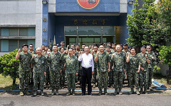 顧立雄南下秋節慰勉陸空部隊 肯定空降訓練展現衛國意志