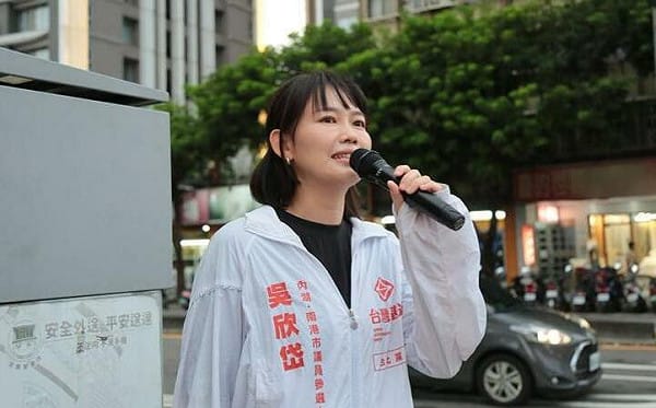 蔣萬安赴737市場掃街 吳欣岱殺到現場問：「萬安全壘打」到底誰買單？
