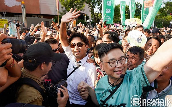 現場直擊》｢洋流｣湧進港都！沈伯洋南下高雄合體賴瑞隆人潮大爆滿