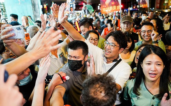 現場直擊》洋流席捲延三夜市！萬頭攢動高喊「台北的市長沈伯洋」