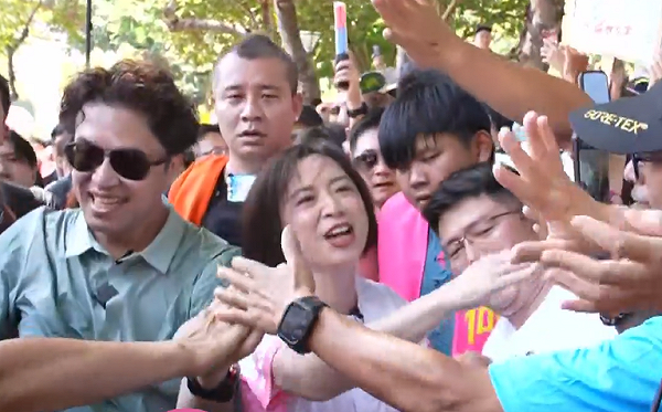 洋流到台中會欣潮 沈伯洋合體何欣純 人潮從審計新村擠爆到市民廣場