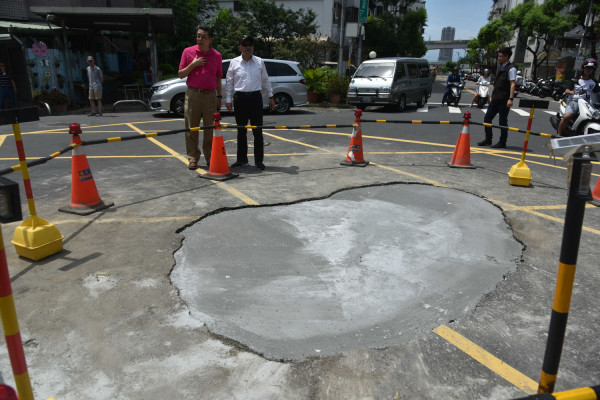 三重道路塌陷冒出大坑洞侯友宜下令找出原因 生活 新頭殼newtalk