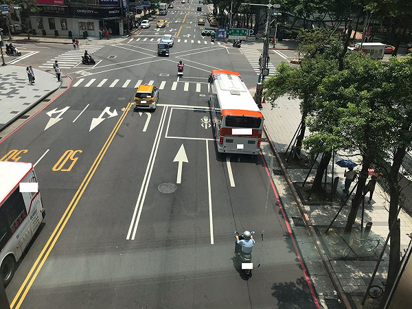 轉彎車道不轉彎 不遵循方向號誌行駛一年違規9千件 生活 新頭殼newtalk
