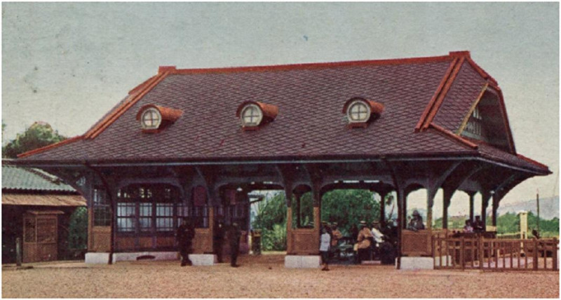1916年的新北投車站正立面只有3個老虎窗。   圖：蕭文杰提供