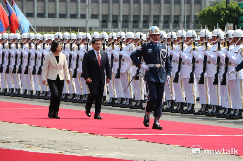 總統蔡英文12日在總統府廣場以以軍禮歡迎巴拉圭總統卡提斯（Horacio Cartes）。   圖：廖品瑄／攝