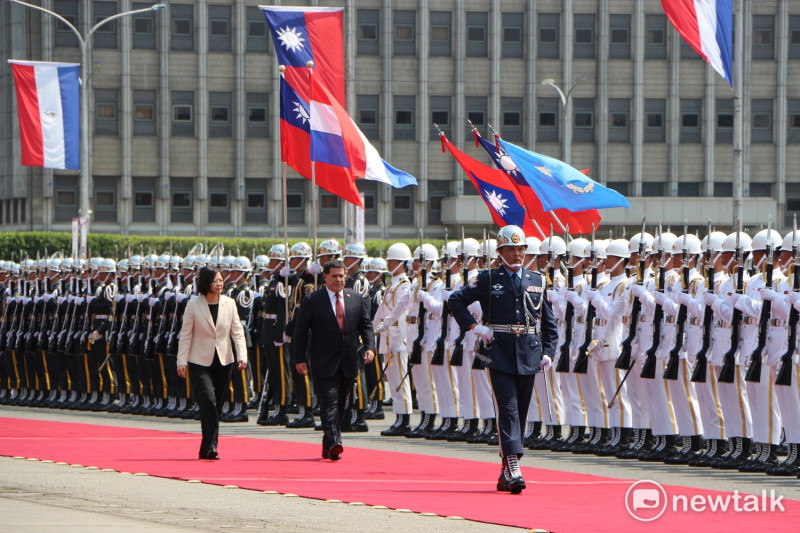 總統蔡英文12日在總統府廣場以以軍禮歡迎巴拉圭總統卡提斯（Horacio Cartes）。   圖：廖品瑄／攝