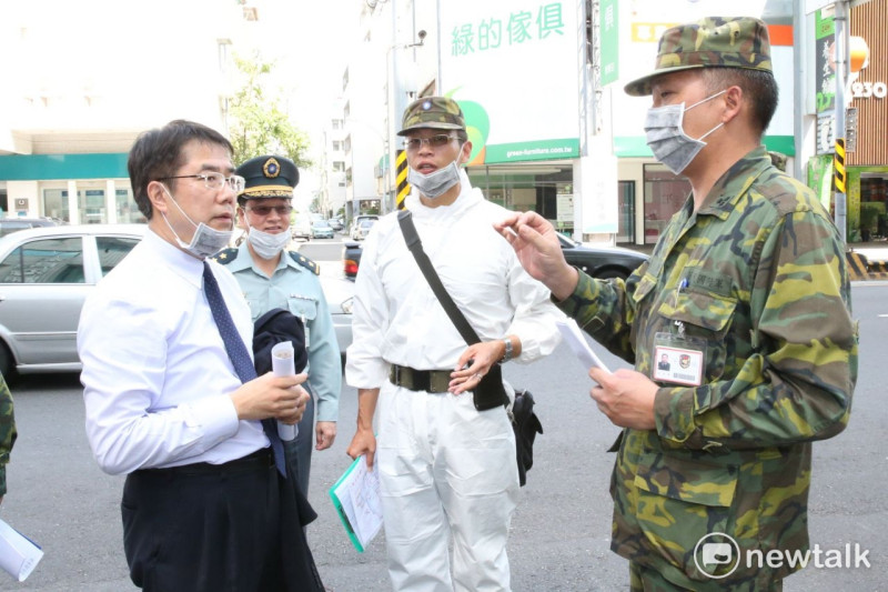 台南市長參選人黃偉哲和國軍研討、視察，加強登革熱防疫。   圖：立委黃偉哲提供