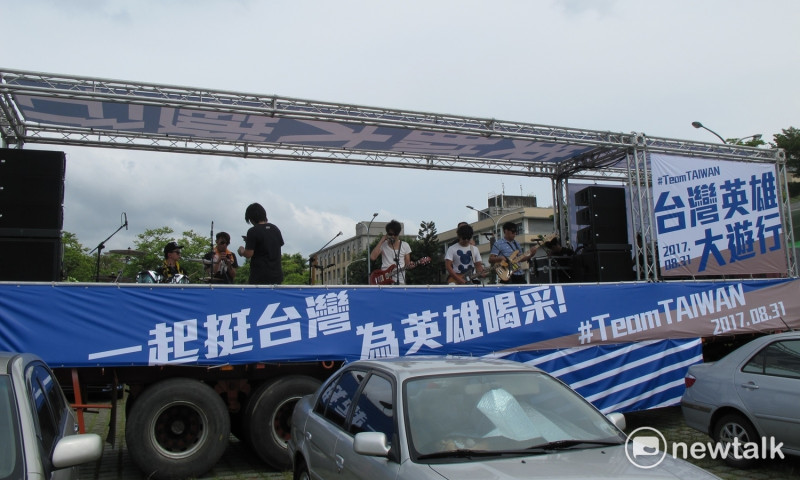831為台灣英雄喝采大遊行出發前，舞台車在總統府南廣場待命。   圖：林朝億/攝