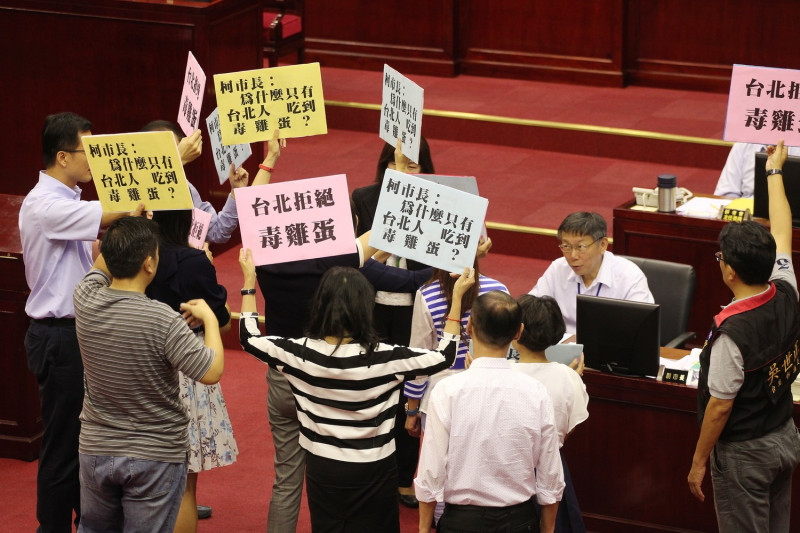 台北市長柯文哲到台北市議會進行施政報告前，被國民黨議員杯葛，要他為毒雞蛋說明白。   圖：張良一/攝