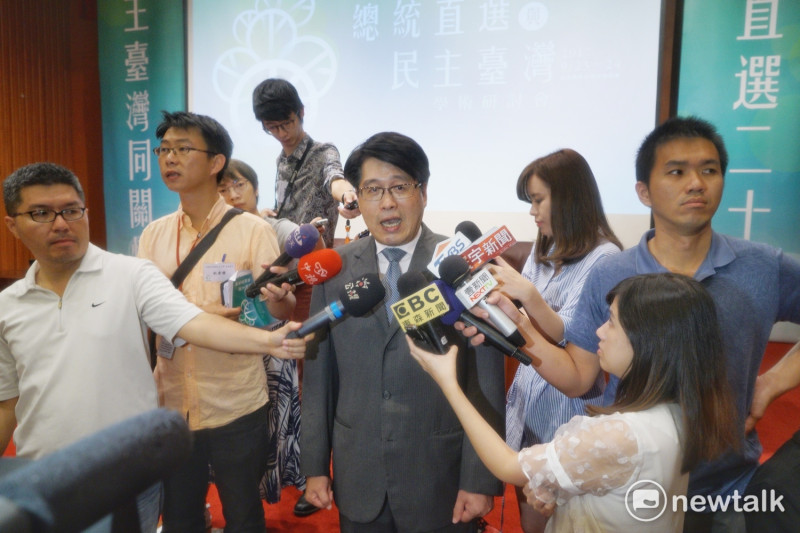 台灣民意基金會董事長游盈隆出席總統直選與民主臺灣學術研討會前受訪。   圖：張良一/攝