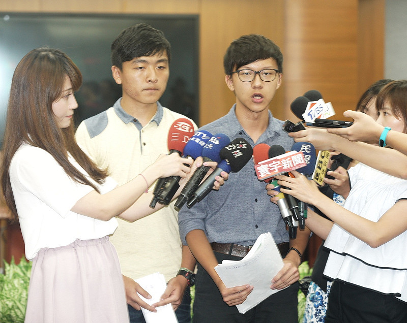 台大學生會會長林彥廷（右）、福利部長何蔚慈記者會。   圖：張良一/攝