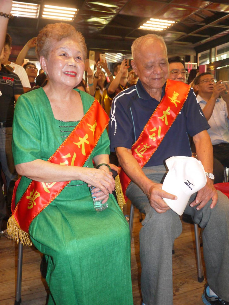 台北市長柯文哲媽媽何瑞英（左）、爸爸柯承發（右）。   圖：新頭殼資料照片