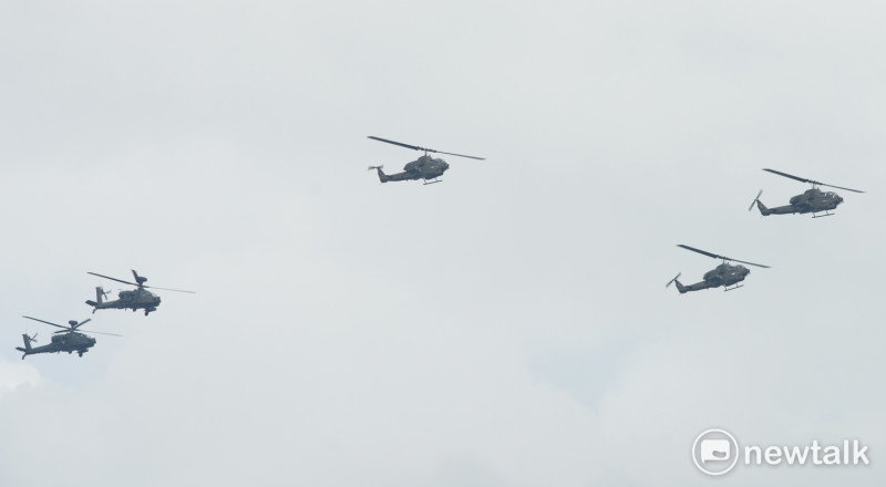 106年國慶預演，陸軍航空特戰指揮部的阿帕契直升機高高飛過總統府。   圖：張良一/攝