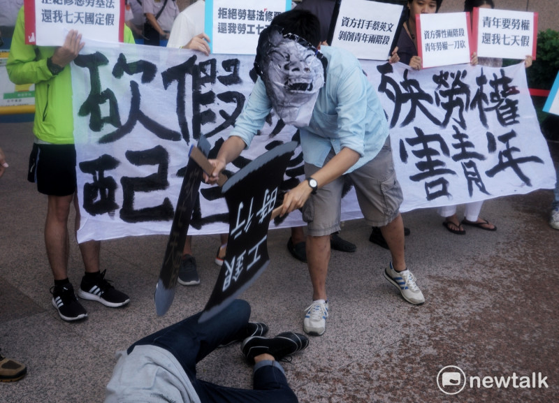 青年學生在民進黨中央黨部前舉行記者會，反對修改勞基法。   圖：張良一/攝