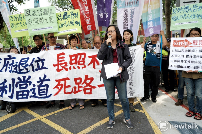 台灣移工聯盟、婦女新知基金會、高等教育產業工會等團體今（24）天上街痛批，若通過此法案，將為保險業大開營利之門。   圖：張良一/攝