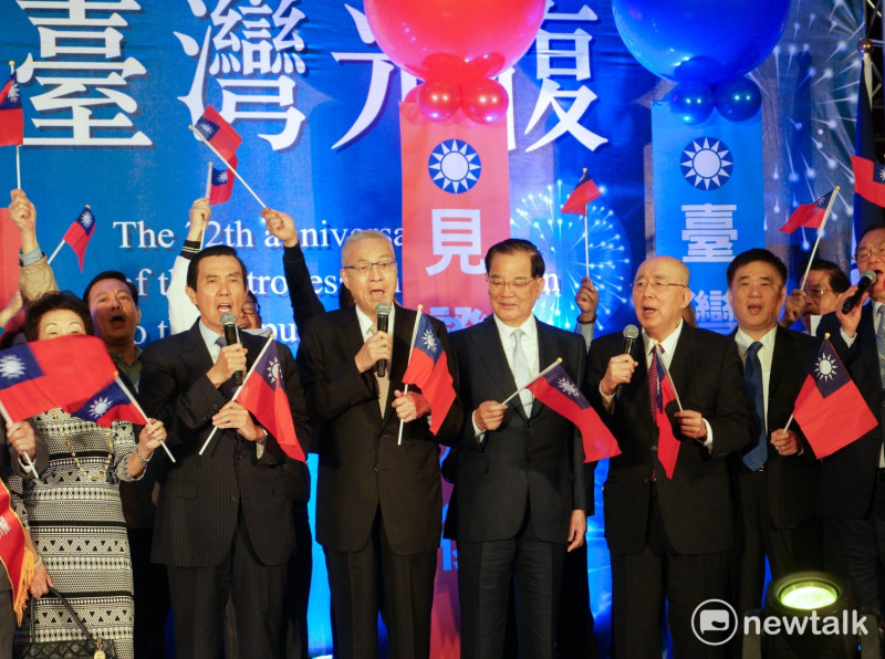 前總統馬英九、國民黨主席吳敦義和前主席連戰、吳伯雄等人上午在『抗戰勝利暨台灣光復72週年紀念大會』上，眾人在台上一起高唱中華民過頌等歌曲。   圖：張良一/攝