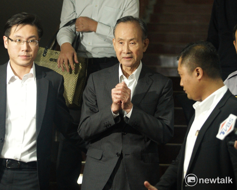 遠雄集團創辦人趙藤雄以5.5億天價交保，他步出法庭後不發一語，僅拱手向媒體致意。圖：張良一/攝   